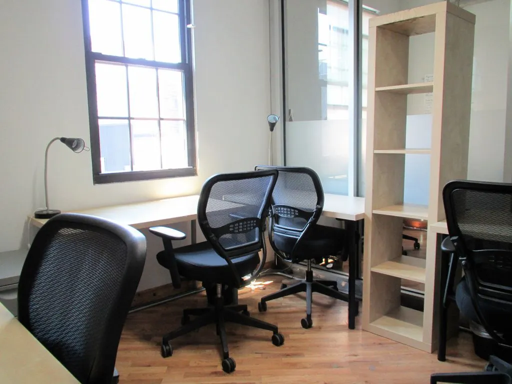 Green Desk - 195 Plymouth St - Brooklyn, NY - Thumbnail 2